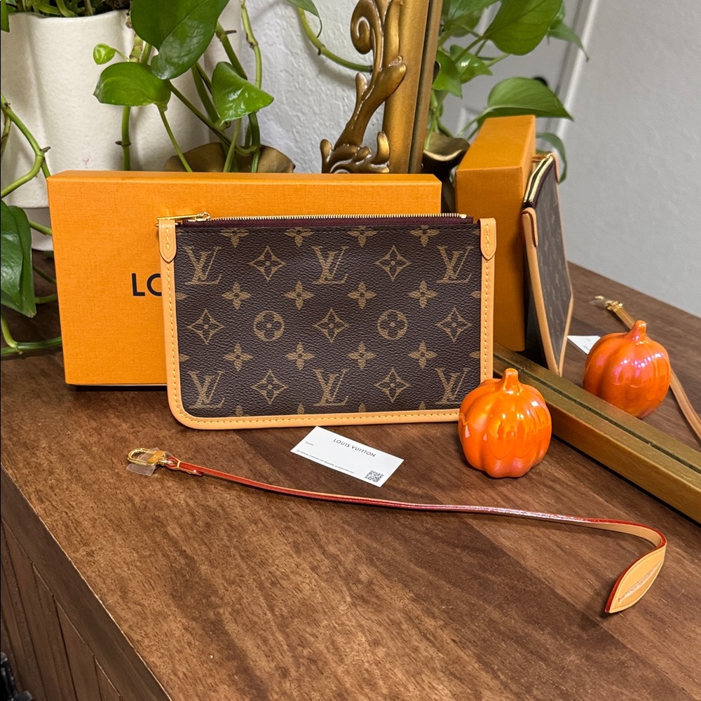Louis Vuitton Monogram carryall pm wristlet - Picture 3 of 10